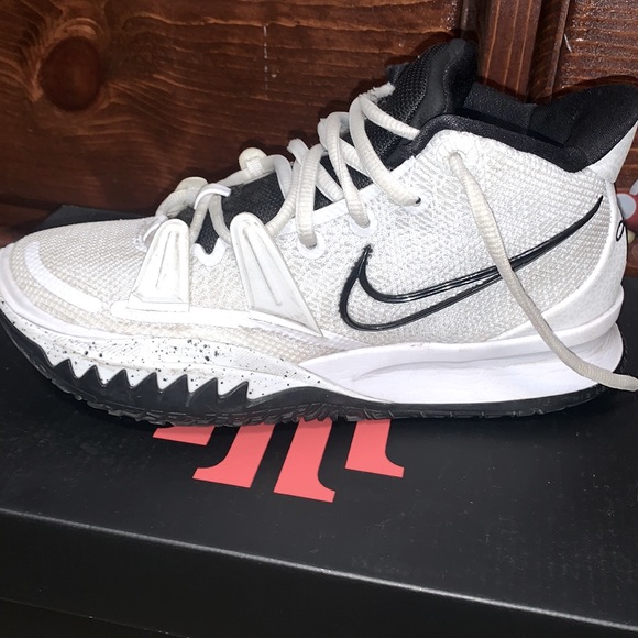 Kyrie basketball shoes - Picture 1 of 3